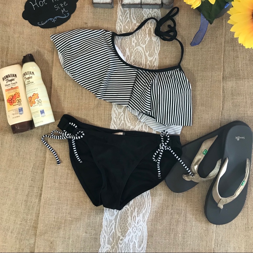 💕 Bikini - Striped Ruffle Top & Booty Ruching - Picture 2 of 6